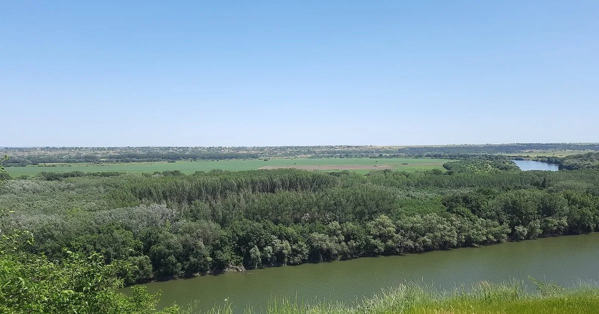 Faleza Nistrului — malul drept al Nistrului văzut de pe esplanada-belvedere, cu fluviul, pădurea de luncă și satele riverane din raionul Anenii Noi