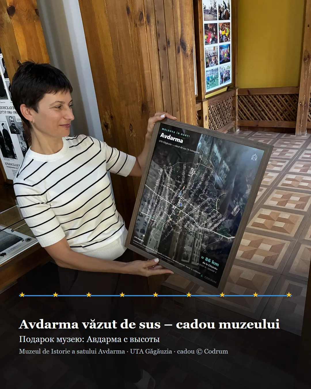 Cadre représentant le village d'Avdarma vu du ciel, tenu en main au Musée d'histoire du village d'Avdarma