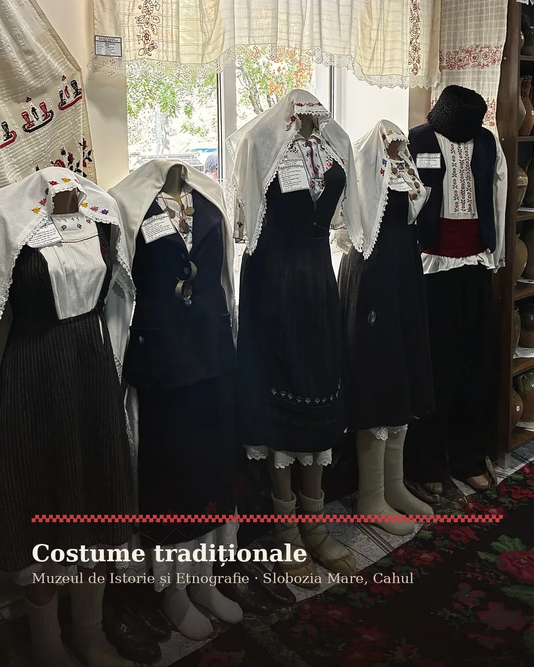 Costumes traditionnels exposés au Musée d'histoire et d'ethnographie de Slobozia Mare, raion de Cahul